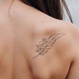 Feder mit Blumen Tattoo