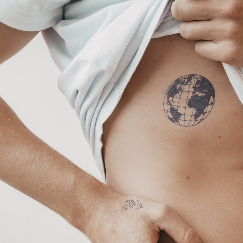 Weltkugel mit Koordinaten Tattoo