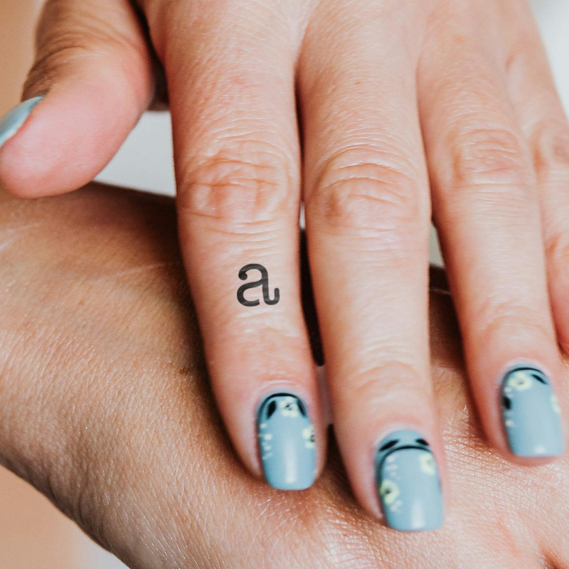 a - Kleinbuchstabe Tattoo