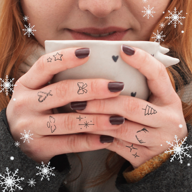 Kleine Weihnachtsornamente Finger Tattoos